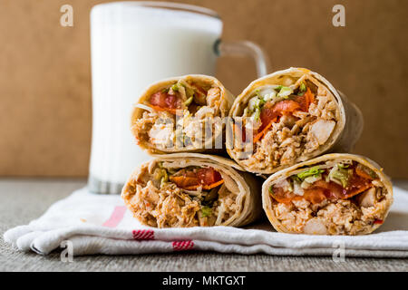 Doner kebab de poulet shawarma avec ayran ou du babeurre. Concept de restauration rapide. Banque D'Images