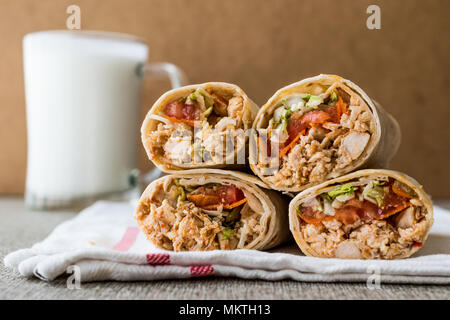 Doner kebab de poulet shawarma avec ayran ou du babeurre. Concept de restauration rapide. Banque D'Images