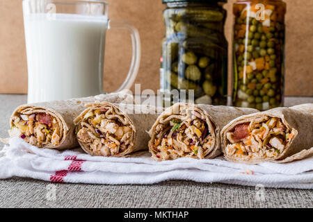 Le shawarma poulet kebab avec ayran ou du babeurre / Tantuni. restauration rapide Banque D'Images