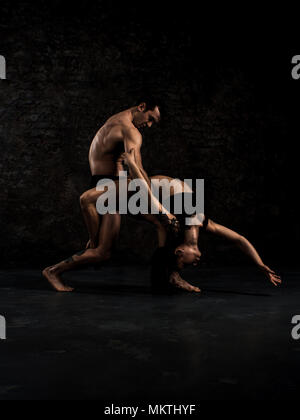 Danseuse de ballet moderne couple en forme noire performing art dance élément avec copie espace vide, l'arrière-plan izolated space Banque D'Images