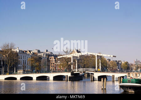 Vue sur le Skinny Bridge sur la rivière Amstel, à Amsterdam, capitale des Pays-Bas, lors d'une journée ensoleillée Banque D'Images