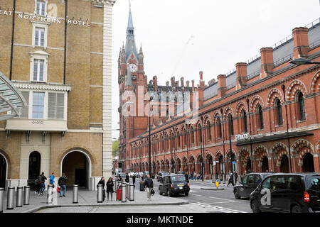 St Pancras Station vue extérieure et le Grand Nord de l'hôtel à la gare de Kings Cross à Pancras Road à Londres N1 England UK KATHY DEWITT Banque D'Images