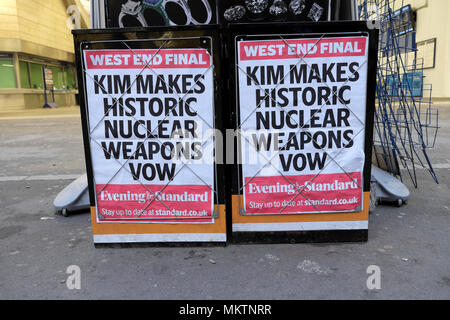 Journal Evening Standard une affiche annonce 'Kim fait Vœu d'armes nucléaires historique" à l'extérieur kiosque sur 28 Avril 2018 à London UK Banque D'Images