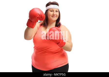 L'excès de femme portant une paire de gants de boxe rouge isolé sur fond blanc Banque D'Images