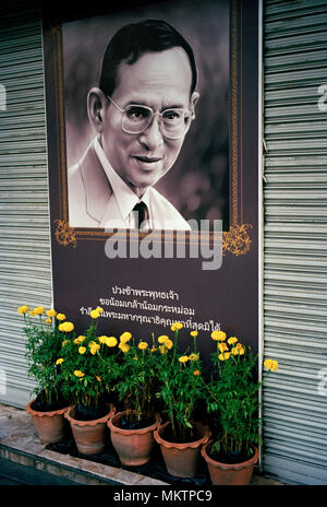 Image Thia Monarch - Street culte mémorial aux morts le Roi Bhumibol Adulyadej thaïlandais à Bangkok en Thaïlande en Asie du Sud-Est Extrême-Orient. Billet d Banque D'Images