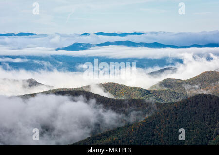 Tôt le matin, le brouillard s'installe dans les vallées des montagnes le long de la Blue Ridge Parkway en Caroline du Nord occidentale sur un automne Octobre 24. Banque D'Images