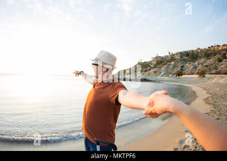 Jeune homme arrivant à la station et debout sur la plage Banque D'Images