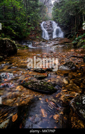 Source bouillonnante inférieure branche tombe en Caroline du Nord. Une très belle chute d'eau de 20 pieds près de la Blue Ridge Parkway. Vu ici à l'automne sur un jour de pluie Banque D'Images