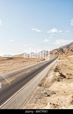 L'autoroute panaméricaine (Carretera panamericana norte). Huarney, Département d'Ancash, au Pérou. Banque D'Images