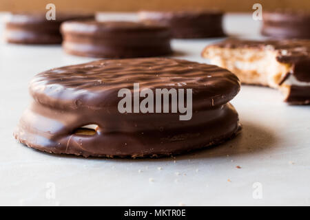 Biscuits à la guimauve recouvert de chocolat. Concept de dessert. Banque D'Images