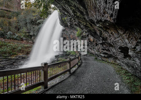 Dry Falls est une jolie cascade de 65 pieds près de Highlands la Caroline du Nord. Comme vous pouvez le voir sur la photo que vous pouvez marcher derrière la cascade. Vu ici Banque D'Images