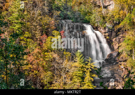 Chutes d'eau vive est une magnifique cascade de 400 pieds à l'ouest de la Caroline du Nord. Vu ici est juste la partie supérieure à l'automne. Banque D'Images