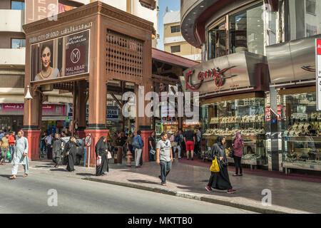 Une rue à l'entrée de l'or des marchés de la vieille ville souk de Dubaï, Émirats arabes unis, au Moyen-Orient. Banque D'Images