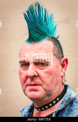 Arrochre Davie de Dryburgh, Ecosse, un fan de punk, photographié à Glasgow sur sa façon d'assister à un festival de musique punk Banque D'Images