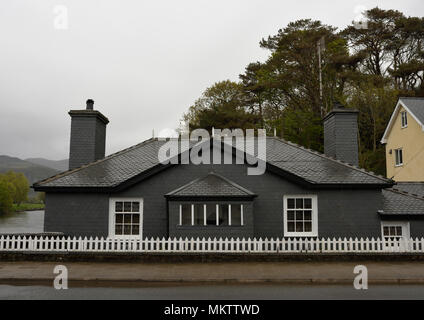 Maison en ardoise avec deux cheminées et piquet de bois blanc Clôture Porthmadog nord du pays de galles royaume-uni Banque D'Images