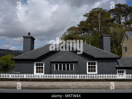 Maison en ardoise avec deux cheminées et piquet de bois blanc Clôture Porthmadog nord du pays de galles royaume-uni Banque D'Images