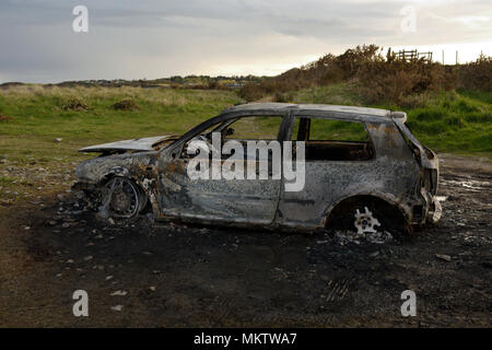 Voiture abandonnée brûlée dans le champ sur la péninsule de Llyn dans le parc national de snowdonia au nord du pays de galles au royaume-uni Banque D'Images