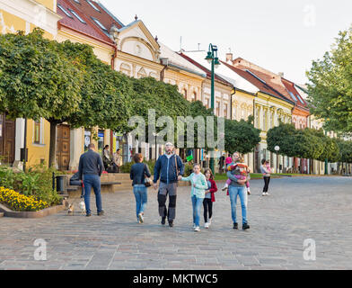 PRESOV, Slovaquie - 01 octobre 2017 : les gens marchent le long Hlavna Square dans la vieille ville. C'est une ville dans l'Est de la Slovaquie, la troisième plus grande ville dans le pays. Banque D'Images