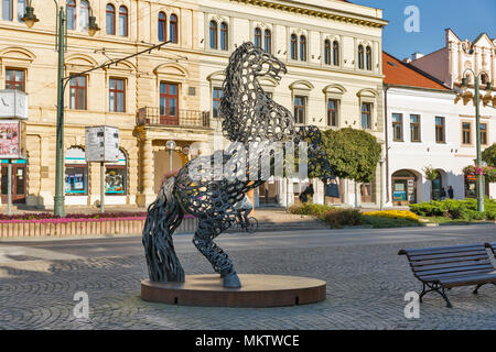 PRESOV, Slovaquie - 01 octobre 2017 : Horse statue métallique moderne par auteur inconnu sur Hlavna Square en vieille ville. C'est une ville dans l'Est de la Slovaquie, le t Banque D'Images