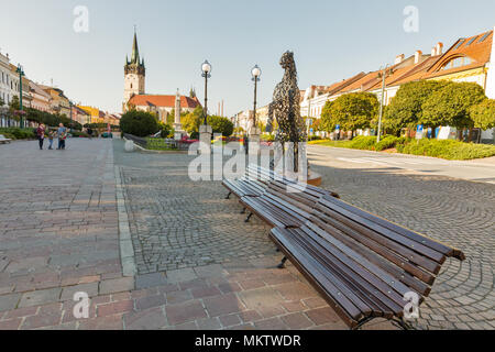 PRESOV, Slovaquie - 01 octobre 2017 : Horse statue métallique moderne par auteur inconnu et l'église Saint-Nicolas sur Hlavna Square en vieille ville. C'est une ville en Banque D'Images