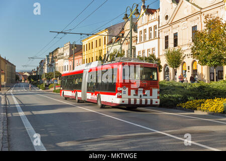 PRESOV, Slovaquie - 01 octobre 2017 : promenade le long de la rue Hlavna avec transports trolleybus Skoda en vieille ville. C'est une ville dans l'Est de la Slova Banque D'Images