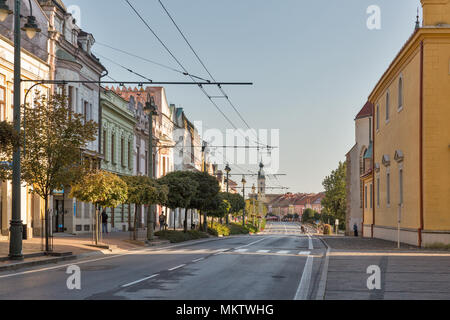 PRESOV, Slovaquie - 01 octobre 2017 : promenade le long de la rue Hlavna évêché catholique grecque avec en arrière-plan dans la vieille ville. C'est une ville dans l'Est Banque D'Images