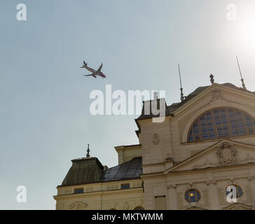 KOSICE, Slovaquie - 02 octobre 2017 : Wizz Air Airlinnes Airbus A320 neo voler plus de théâtre dans la vieille ville. C'est une compagnie aérienne à bas prix. Il ser Banque D'Images