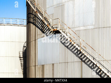 Détail de l'usine de produits chimiques, silos et tuyaux Banque D'Images