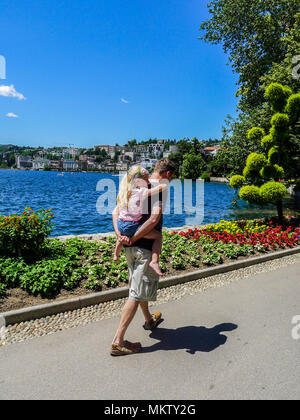 Père fille père fille enfant kid piggyback piggy back sunny été, vie de famille Lugano, Suisse heureux de vivre sans souci meilleure vie famille amour Banque D'Images