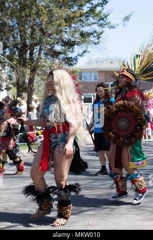 Kalpulli Ketzal Coatlicue danseuses à la parade de mai et festival à Minneapolis, Minnesota, USA. Banque D'Images