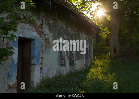 Une vieille maison en ruine,. Maison abandonnée.Un vieux bâtiment, détruit sous le soleil. Banque D'Images