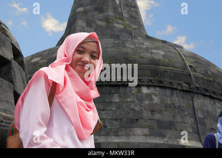 Smiling Indonesian visiteur 9e siècle temple bouddhiste Borobudur Java Indonésie Banque D'Images
