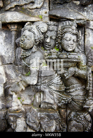 Trois figures de la sculpture bas-relief en pierre 9ème siècle Borobudur Temple Bouddhiste Java Indonésie