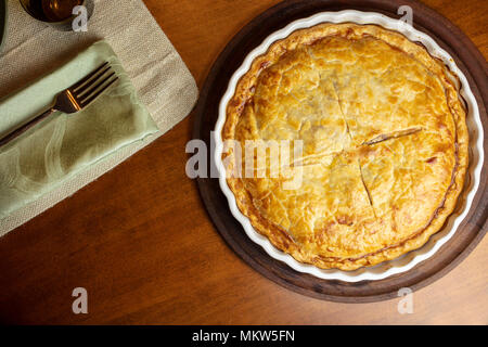 Croûte dorée et jambon cuit juste Tarte au fromage blanc et assis sur le comptoir de prêt à servir Banque D'Images