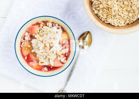 La compote de rhubarbe et faites maison avec du yaourt à la noix de coco et le gruau, snack-detox sain Banque D'Images