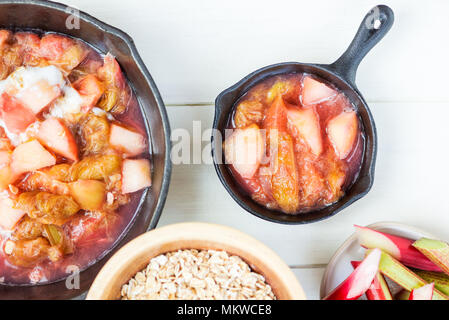 La rhubarbe fait maison et compote pour faire s'écrouler dans les casseroles en fonte Banque D'Images