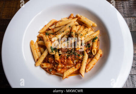 Penne arrabbiata, sauce tomate italienne épicée Banque D'Images