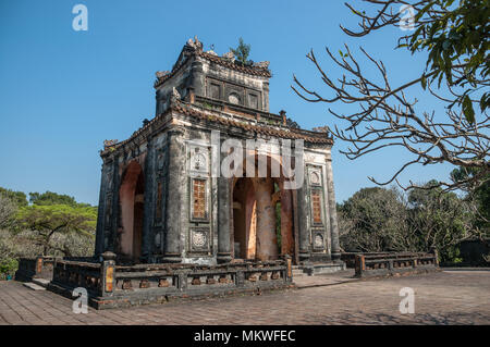 Au Tombeau Royal de Tu Duc Hoa Khiem près du Palais, Hue, Vietnam, cette stèle Pavillion abrite une stèle en pierre (comprimé) inscrits à l'Emperor's bio Banque D'Images