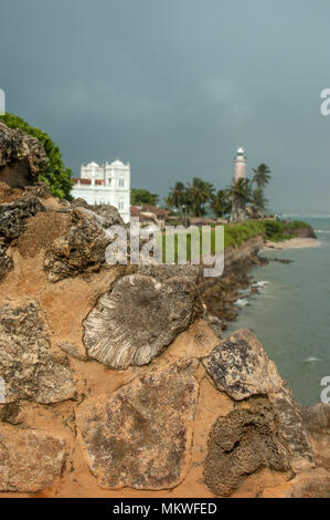 Recherche le long du littoral de la vieille ville de Galle, dans le sud du Sri Lanka de Bastion Flagrock avec accent sur le conglomérat intéressant autour des murs de Banque D'Images