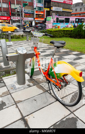 Parking à vélos publics YouBike (U) vélo Vélos Station, Zhongxin Plaza, Xinyi District, Taipei, Taiwan Banque D'Images
