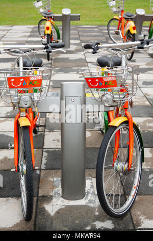 Parking à vélos publics YouBike (U) vélo Vélos Station, Zhongxin Plaza, Xinyi District, Taipei, Taiwan Banque D'Images