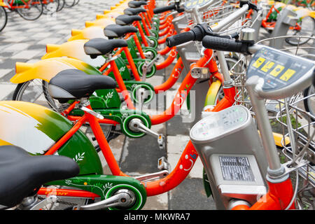 Parking à vélos publics YouBike (U) vélo Vélos Station, Zhongxin Plaza, Xinyi District, Taipei, Taiwan Banque D'Images