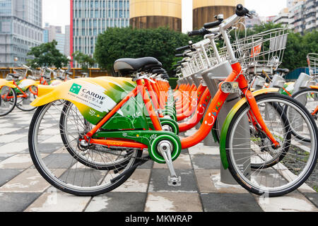 Parking à vélos publics YouBike (U) vélo Vélos Station, Zhongxin Plaza, Xinyi District, Taipei, Taiwan Banque D'Images