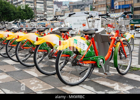Parking à vélos publics YouBike (U) vélo Vélos Station, Zhongxin Plaza, Xinyi District, Taipei, Taiwan Banque D'Images