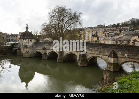 L'ancien pont de la ville de pierre et de se joindre à blocage Silver Street & St Margaret's Street sur la rivière Avon, dans la ville historique de Bradford-on-Avon, Wiltshire, Royaume-Uni. Banque D'Images