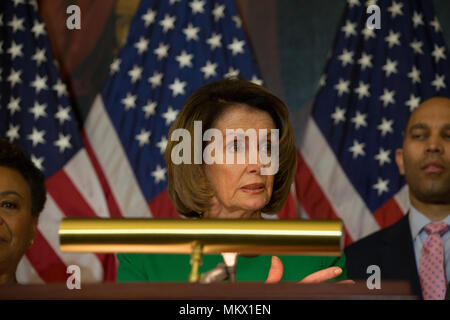 Chef de la minorité démocrate Nancy Pelosi (D-CA) tient une conférence de presse sur le Président Donald Trump's 100e jour de son mandat le 18 avril 2017 au Capitole à Washington, D.C. Banque D'Images