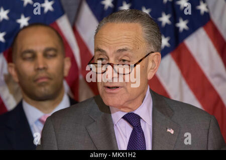 Le leader de l'opposition au Sénat Charles Schumer (D-NY) prend la parole lors d'une conférence de presse le Président Donald Trump's 100e jour de son mandat le 18 avril 2017 au Capitole à Washington, D.C. Banque D'Images