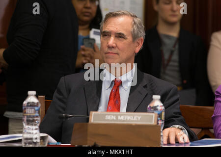 Le sénateur Jeff Merkley (D-OR) est à l'écoute de témoignages lors d'une réunion tenue par les démocrates du Sénat d'entendre le témoignage d'électeurs sur l'ACHA le 10 mai 2017 au Capitole. Banque D'Images