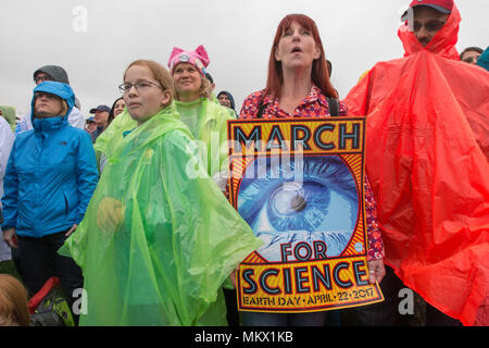 Une femme tenant son cheers mars pour protester contre la Science à l'inscription pour la Science Mars dans la région de Washington, D.C. le 22 avril 2017. Banque D'Images