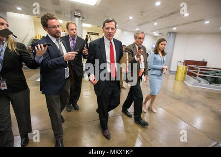 Le sénateur John Barrasso (R-TX) parle avec des journalistes à propos de l'ACHA dans le métro Capitol le 10 mai 2017. Barrasso a récemment été nommé au Sénat par le Groupe de travail sur les soins de santé Sénat chef républicain Mitch Mcconnell (R-KY). Banque D'Images